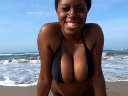 Eva, une Afro qui surchauffe une plage à voyeurs ! | IllicoPorno